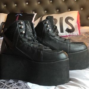 YRU QOZMO HI-BLACK PLATFORM SNEAKERS size 10